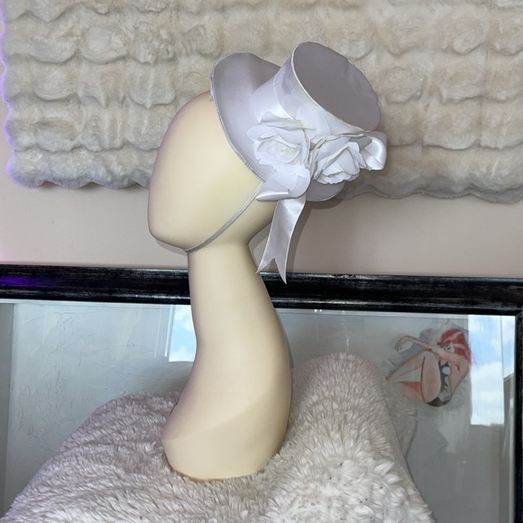 Tiny hair piece top hat with adjustable wire around the edges
White with floral - Picture 4 of 7